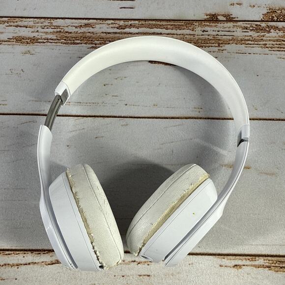 Beats Solo3 Wireless Over-Ear Bluetooth Headphones White A1796 - Picture 1 of 8